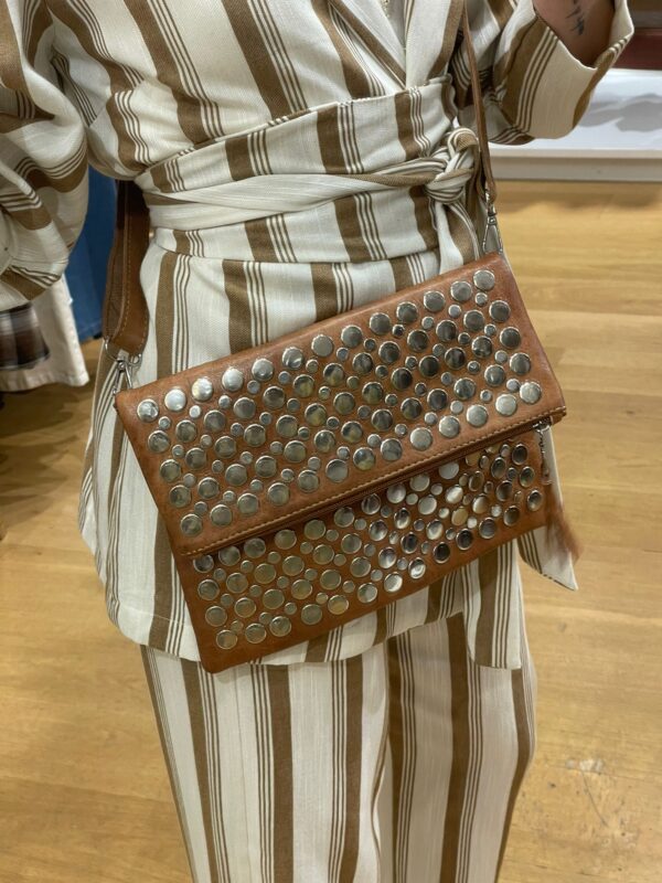 BOLSO PIEL TACHUELAS
